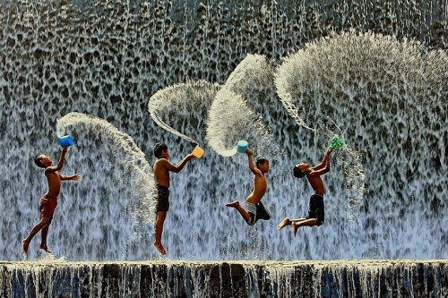 30 Amazing Photos of Kids Playing Around the World